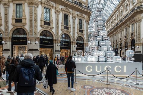 Milano, l'albero di Natale 2023 in Galleria è firmato Gucci